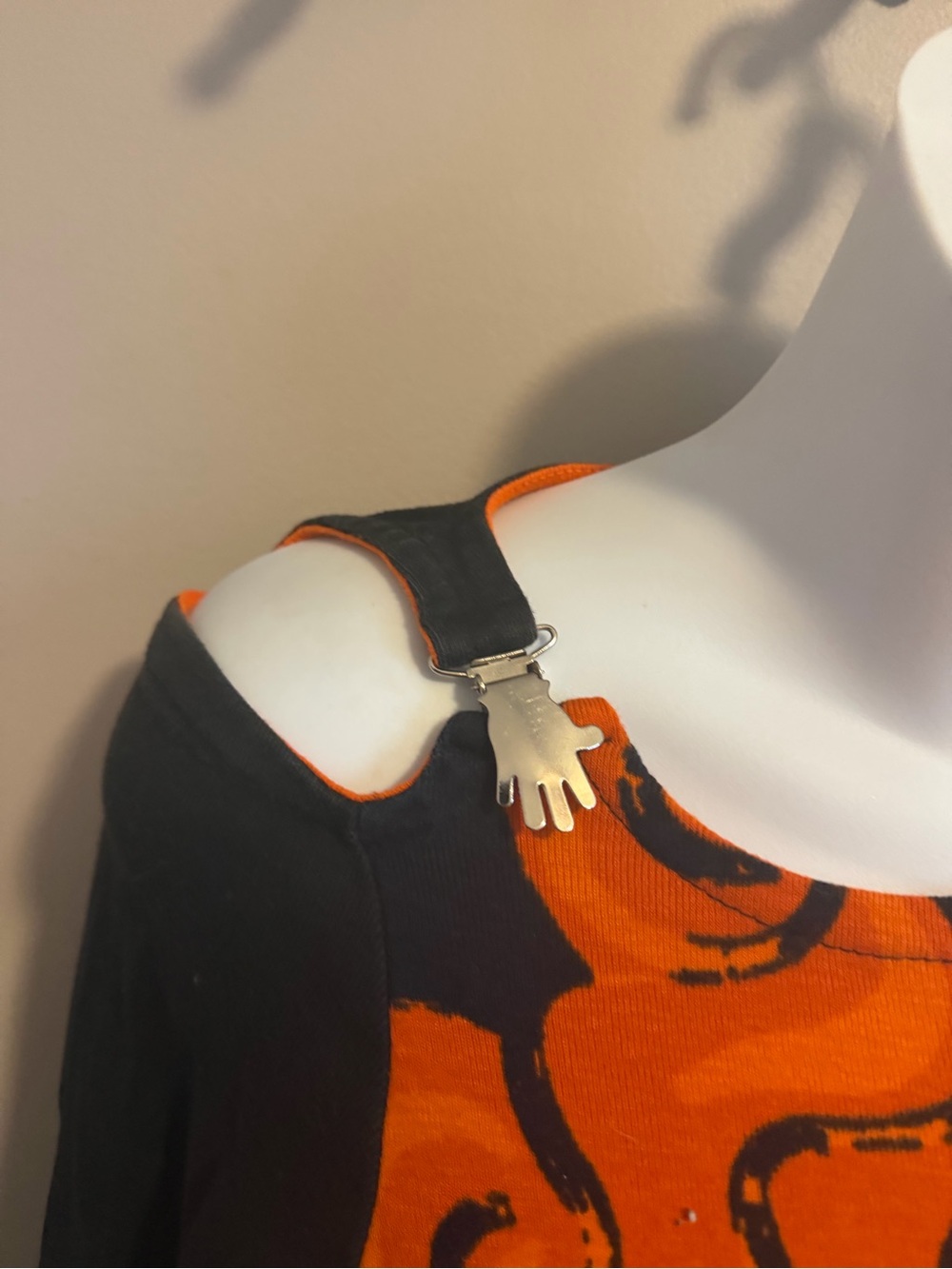 Aula Magna Graphic Hand Clip Asymmetric Cutout Top S - Picture 2 of 6